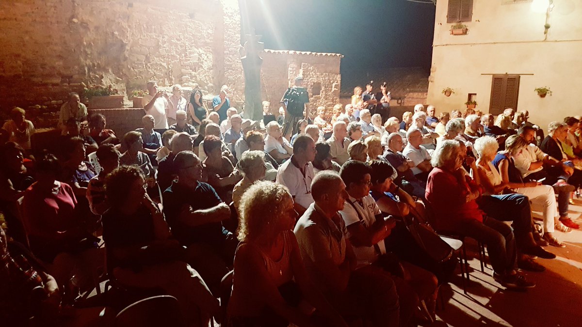 rossipresidente's tweet photo. Stasera nell'incantevole cornice di #Certaldo, con tanti amici e compagni, si parla di #RivoluzioneSocialista https://t.co/XUXnJjsYp4