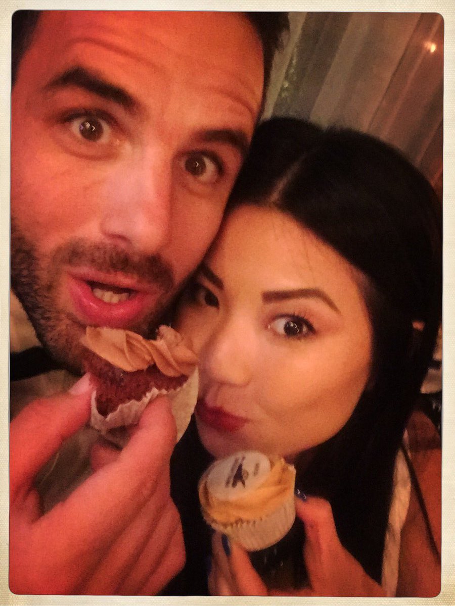 rebeccagyeo's tweet photo. Let her eat cake @eddydeg #cupcakeface #moreplease https://t.co/lRVZqZY5ab