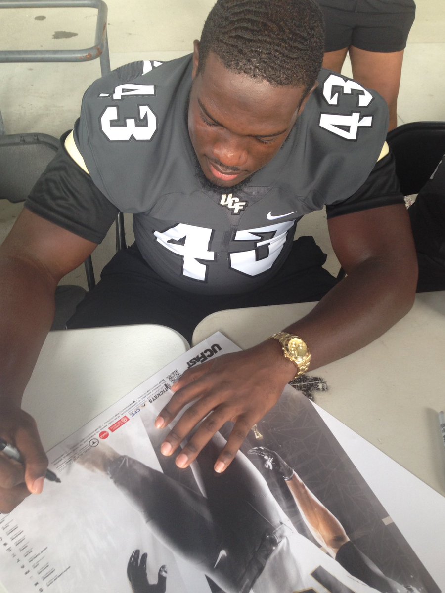 Dc_young14's tweet photo. Signing my paper https://t.co/d4biJiotGr
