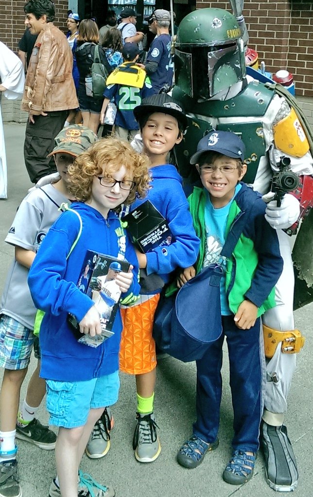 PAZimmerman's tweet photo. The Force is strong with these friends.  Happy 9th birthday, Oscar!  #Mariners https://t.co/lkRqW5XOZr