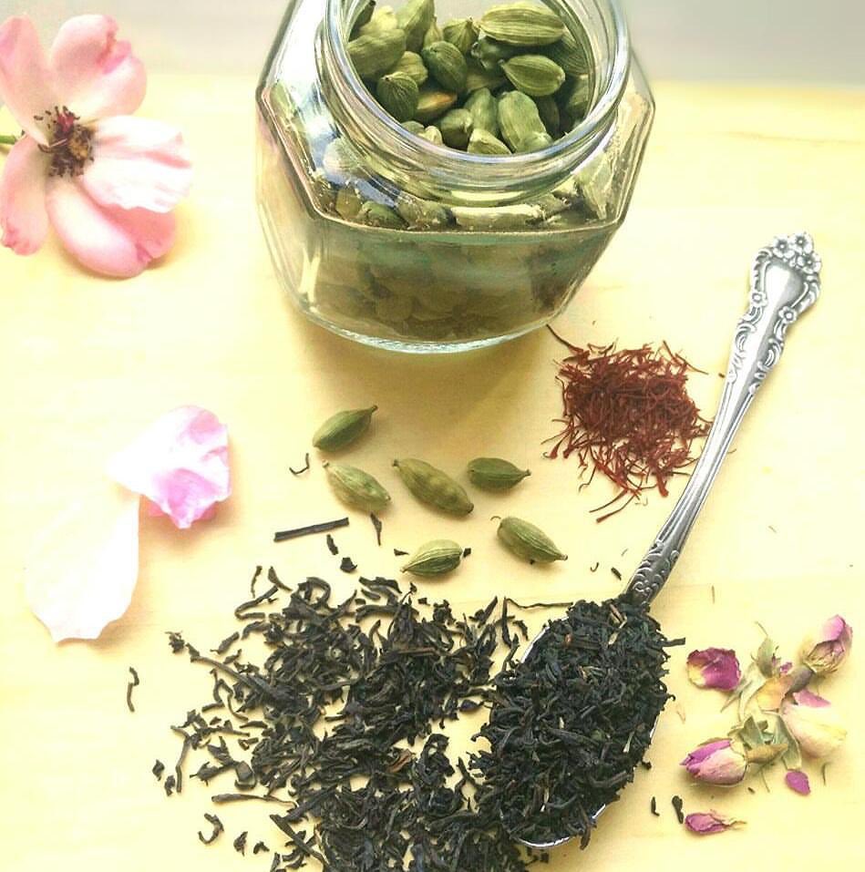 GoFitNut's tweet photo. Brewing a cup of our favorite #Sunday#Brunch#Tea ☕️
✔Black tea ✔Cardamon ✔Saffron ✔Edible rose buds 
#weekend#summer https://t.co/UAFBR66kXX