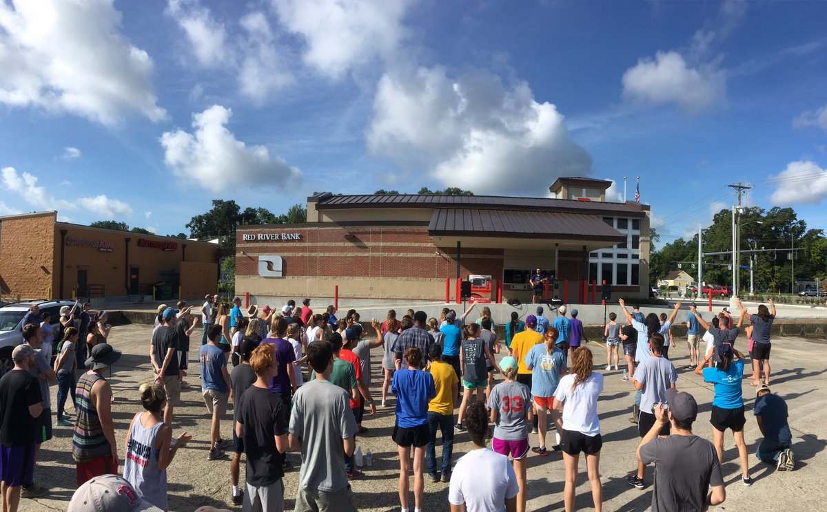 AntiochBR's tweet photo. Such a powerful time of prayer &amp; worship this morning before going out to serve our city! https://t.co/ljYepBPqAD