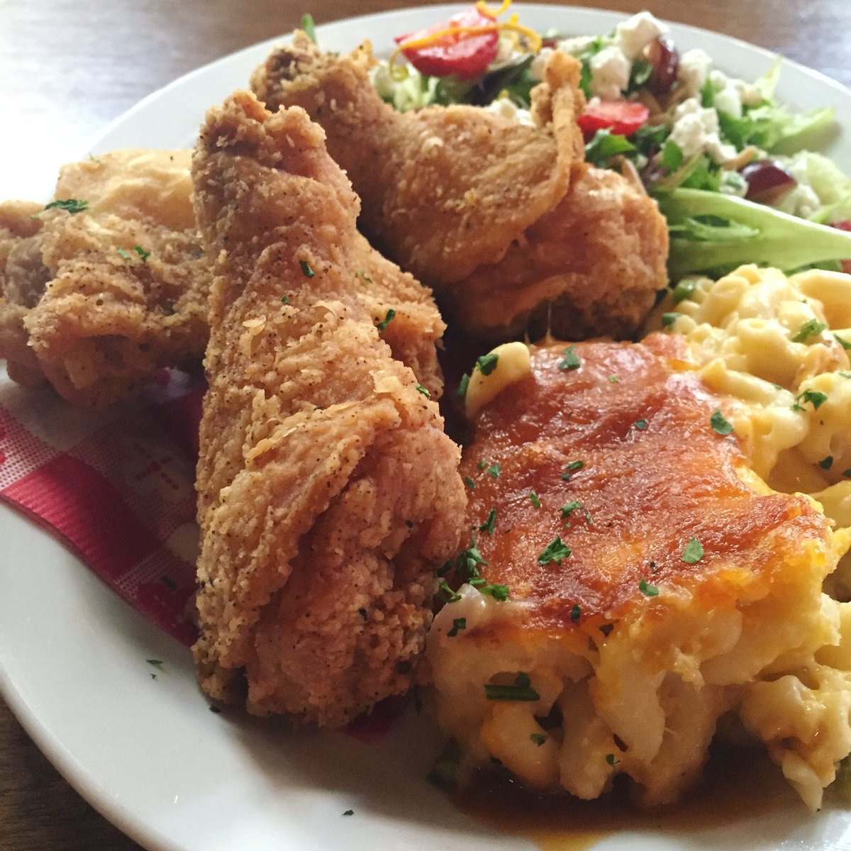 FIVEknoxville's tweet photo. The perfect pair: Ms. Anne's fried chicken and our Bahamian Mac and cheese. #comfortfood #sundaynightfeature https://t.co/pGuCPg0mQS