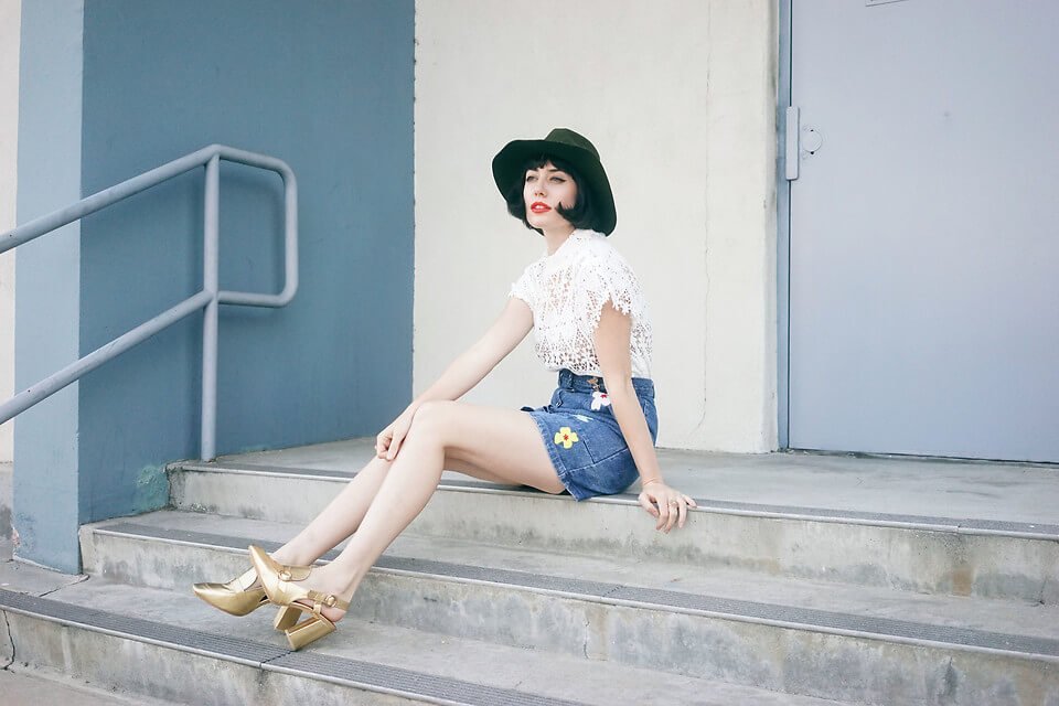globalgarbs's tweet photo. See how 8 influencers around the world wear this season's top shoe trend. https://t.co/Fy1aV2DVIu @afashionnerd https://t.co/VlYLZynrYh