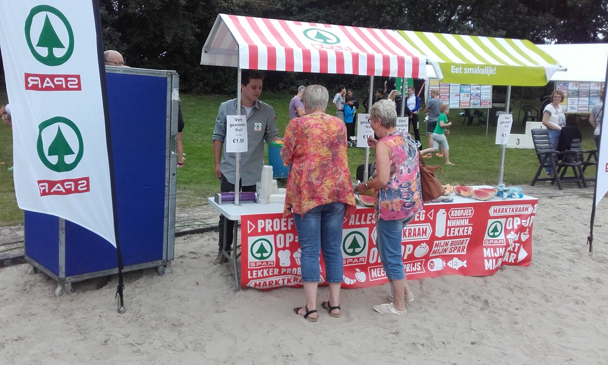 Onze kraam met vers gesneden fruit op de aquaklimcross