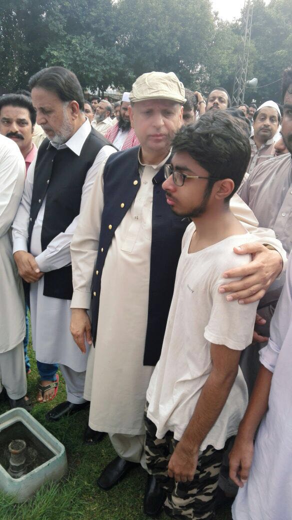 ChMSarwar's tweet photo. At the funeral of Mirza Tanveer. Target killing &amp; murder of PTI workers must stop. Killers must be arrested. https://t.co/1s1z0oQ7Xu