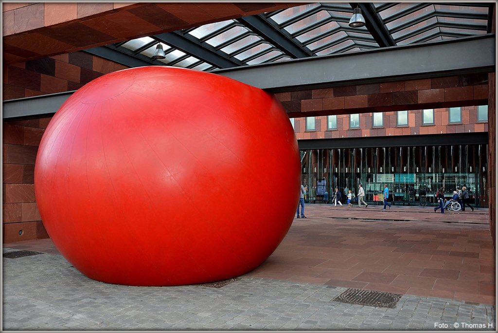 Thomas_A_Lokaal's tweet photo. Dag 3 #redballproject #zva2016 aan het @MASAntwerpen https://t.co/pj1KjjHbFa