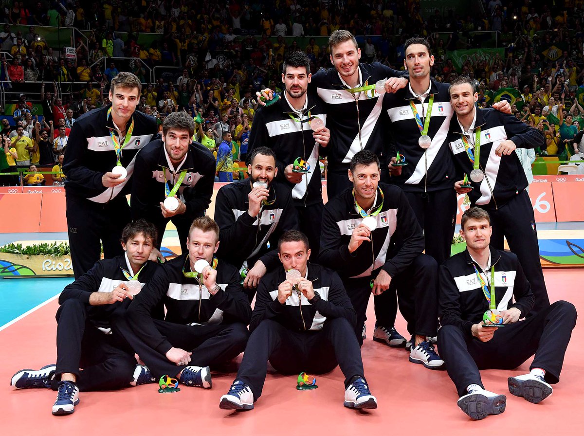 ItaliaTeam_it's tweet photo. Hanno giocato un'Olimpiade meravigliosa! Meritatissimo Argento per l'#italiateam del #volleyball a #Rio2016! https://t.co/E1kAA7Lucn