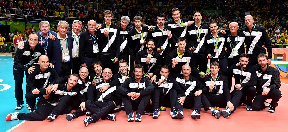 ItaliaTeam_it's tweet photo. Hanno giocato un'Olimpiade meravigliosa! Meritatissimo Argento per l'#italiateam del #volleyball a #Rio2016! https://t.co/E1kAA7Lucn