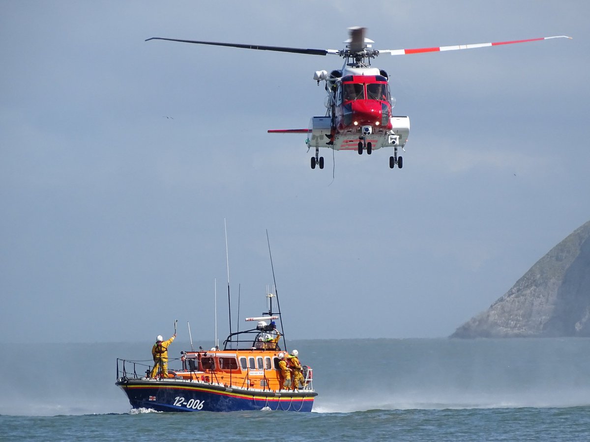 Also superb flying and #Teamwork with <a href="/UKSARRescue936/">RESCUE 936</a> <a href="/RNLI_Llandudno/">LLANDUDNO LIFEBOAT</a> - thanks guys.