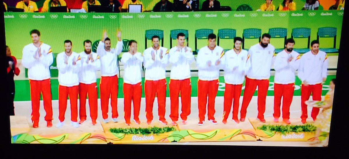 IMarcuello's tweet photo. Ahi estan ntros chicos de #baloncesto momento medalla #bronce para los grandes #generacionORO #rio2016 👍👍👍👏👏👏👏#bravo https://t.co/2ZFMolj8sP