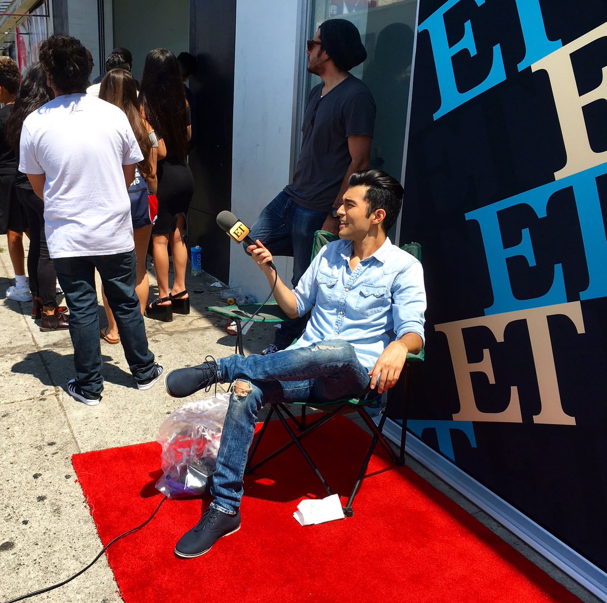 DDirecto's tweet photo. When you bring the red carpet to them... @kanyewest #PabloStore #FAMOUS https://t.co/cC5i95bjz8