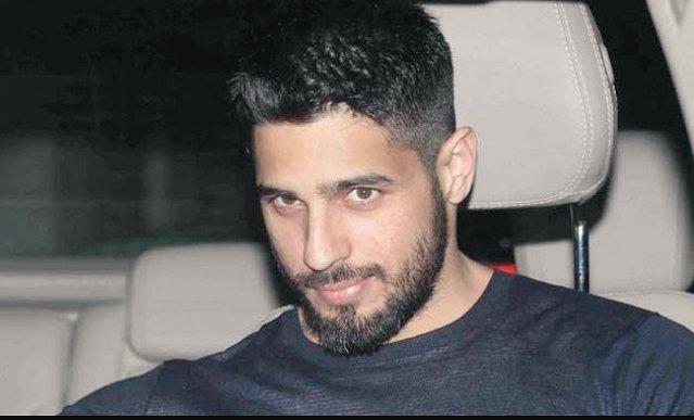 Fotocorp : Sidharth Malhotra Special Screening of film 'Brothers'