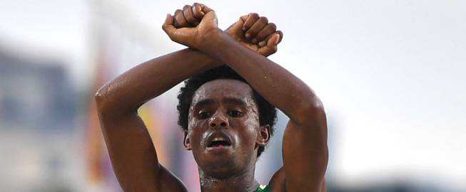 diarioas's tweet photo. #AsenRío | El gesto político del medallista etíope: "Podrían matarme..."  https://t.co/HiPFfleCB7 https://t.co/qk02zw2BD5