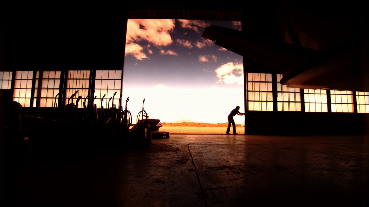natgeomundo's tweet photo. Abriendo las puertas de un hangar en un pequeño aeropuerto en Kingman, Arizona. #AsiMiroMiMundo https://t.co/u8a77YkMgo