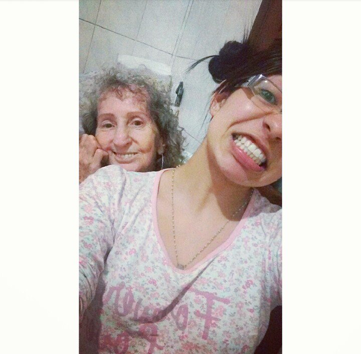 melissa_roberta's tweet photo. Eu digo: "Vó faz careta" então ela vai e faz cara de PRINCESA 😂😰😍👏❤ #DoSnap #MinhaVóTaMaluca #AmoComForça #SóDeZoas https://t.co/LQejfOaVuj