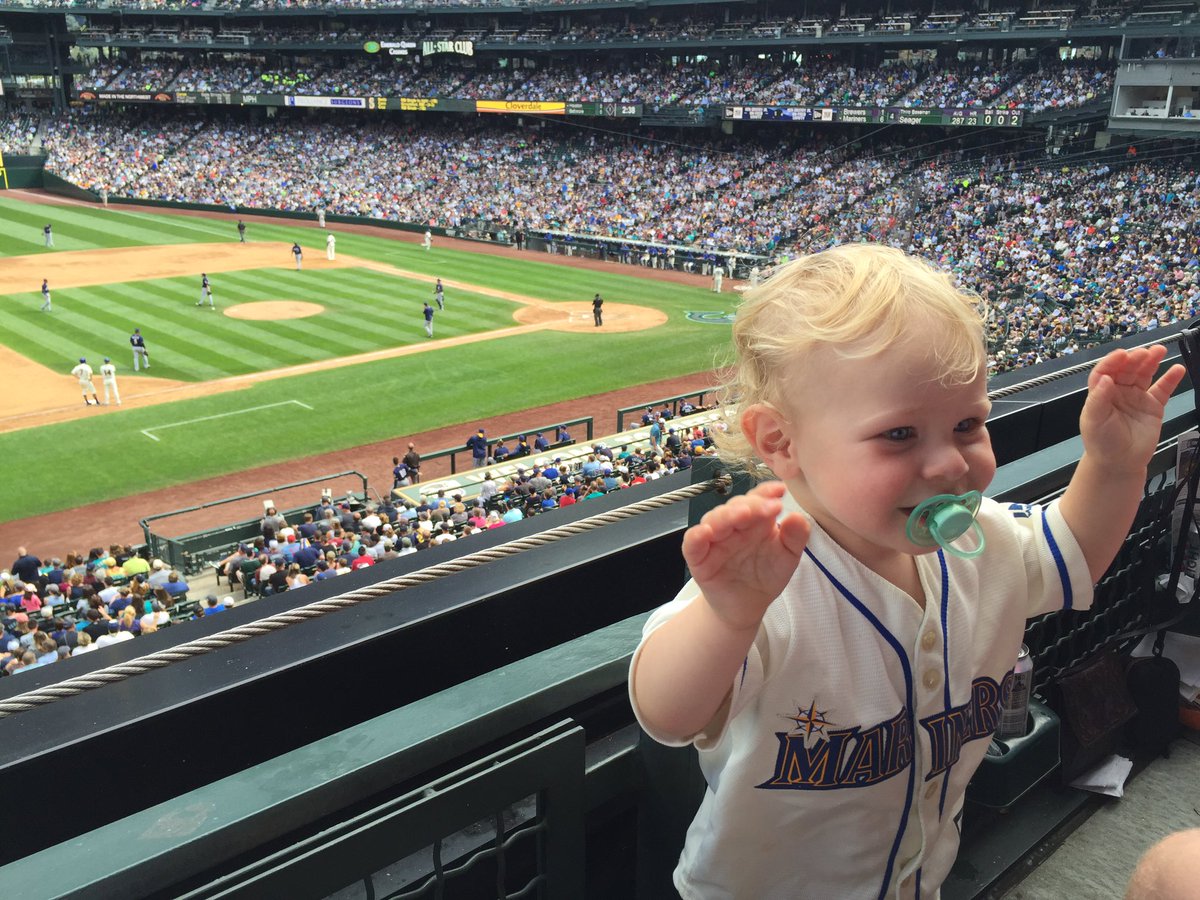 seahawks12girl's tweet photo. Dancing in the stands! No nap yet, but still a happy kiddo :) #MarinersForce #Mariners https://t.co/An7CRjuNf4