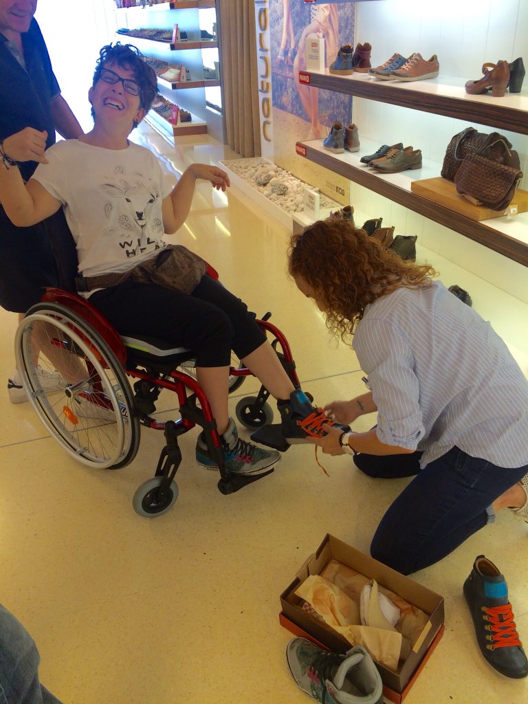 FundacionJPeran's tweet photo. Desiree Segarra,olímpica para #Rio2015 en Boccia,fue a la tienda Pikolinos.Visita nuestro Facebook y mira el vídeo! https://t.co/Dnxk6NHb2Q