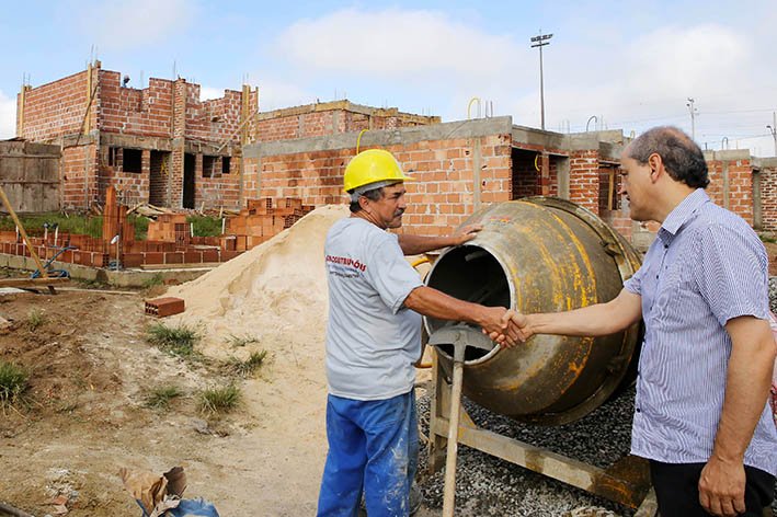 2016Eleicoes's tweet image. Fruet caloteira, tenta enganar eleitores, não faz 100 casa por ano. facebook.com/photo.php?fbid… … #ForaFruet #Curitiba