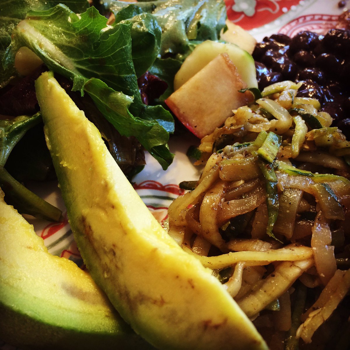 RawPrism's tweet photo. Avocado, black beans, zoodles, balsamic green salad w/honey crisp apples. #vegan #rawprism #plantbased #eattolive https://t.co/L3pdUIU8Es