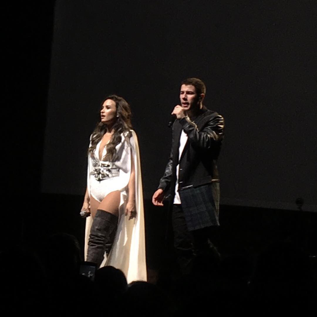 iLovatoFrance's tweet photo. Demi et Nick Jonas sur scène au Moda Center - Portland, USA - 20 août 2016 #FutureNowPortland #7 https://t.co/JuuZUmrs9M