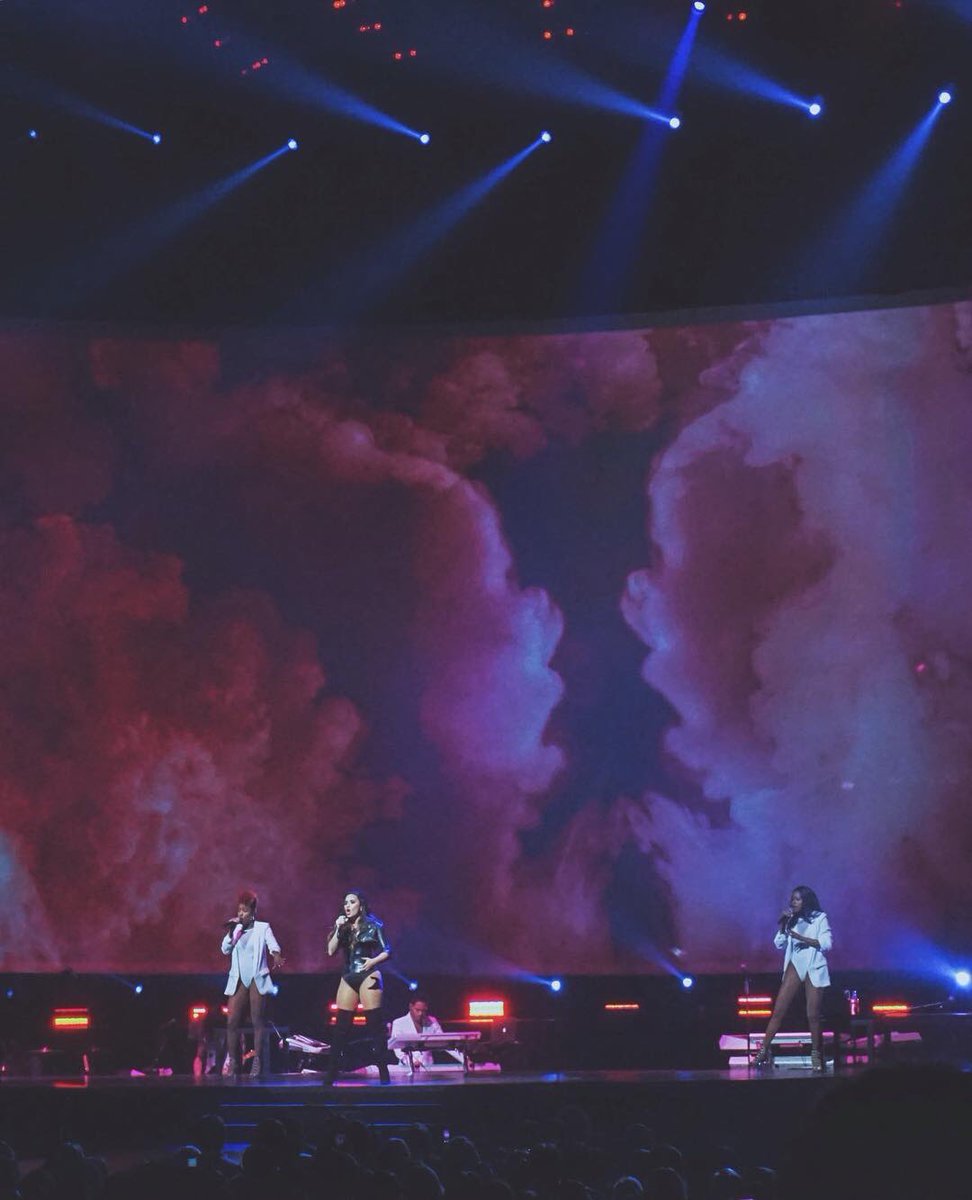 iLovatoFrance's tweet photo. Demi et Nick Jonas sur scène au Moda Center - Portland, USA - 20 août 2016 #FutureNowPortland #7 https://t.co/JuuZUmrs9M