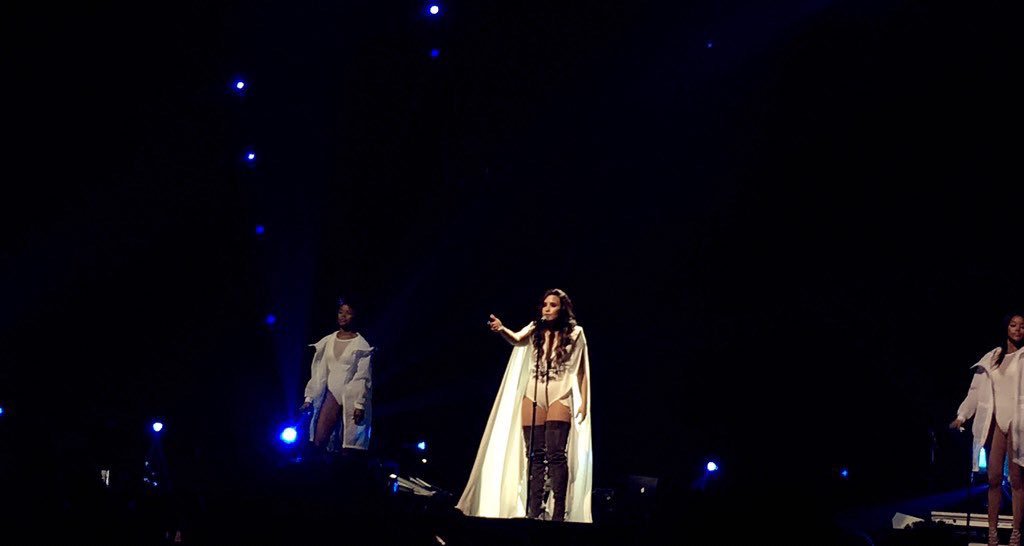 iLovatoFrance's tweet photo. Demi sur scène au Moda Center - Portland, USA - 20 août 2016 #FutureNowPortland #8 https://t.co/sjavIGFVdZ