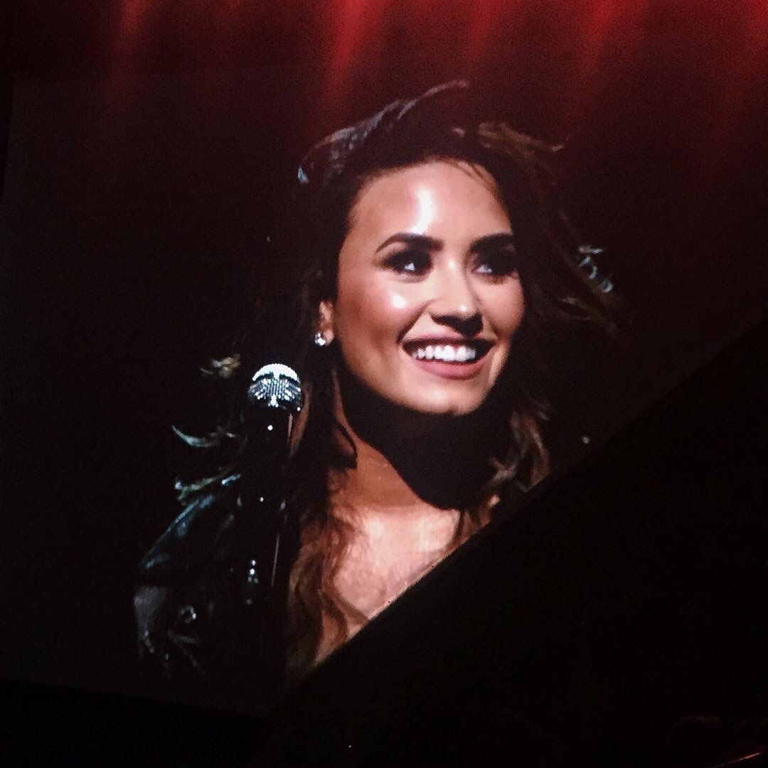 iLovatoFrance's tweet photo. Demi sur scène au Moda Center - Portland, USA - 20 août 2016 #FutureNowPortland #8 https://t.co/sjavIGFVdZ