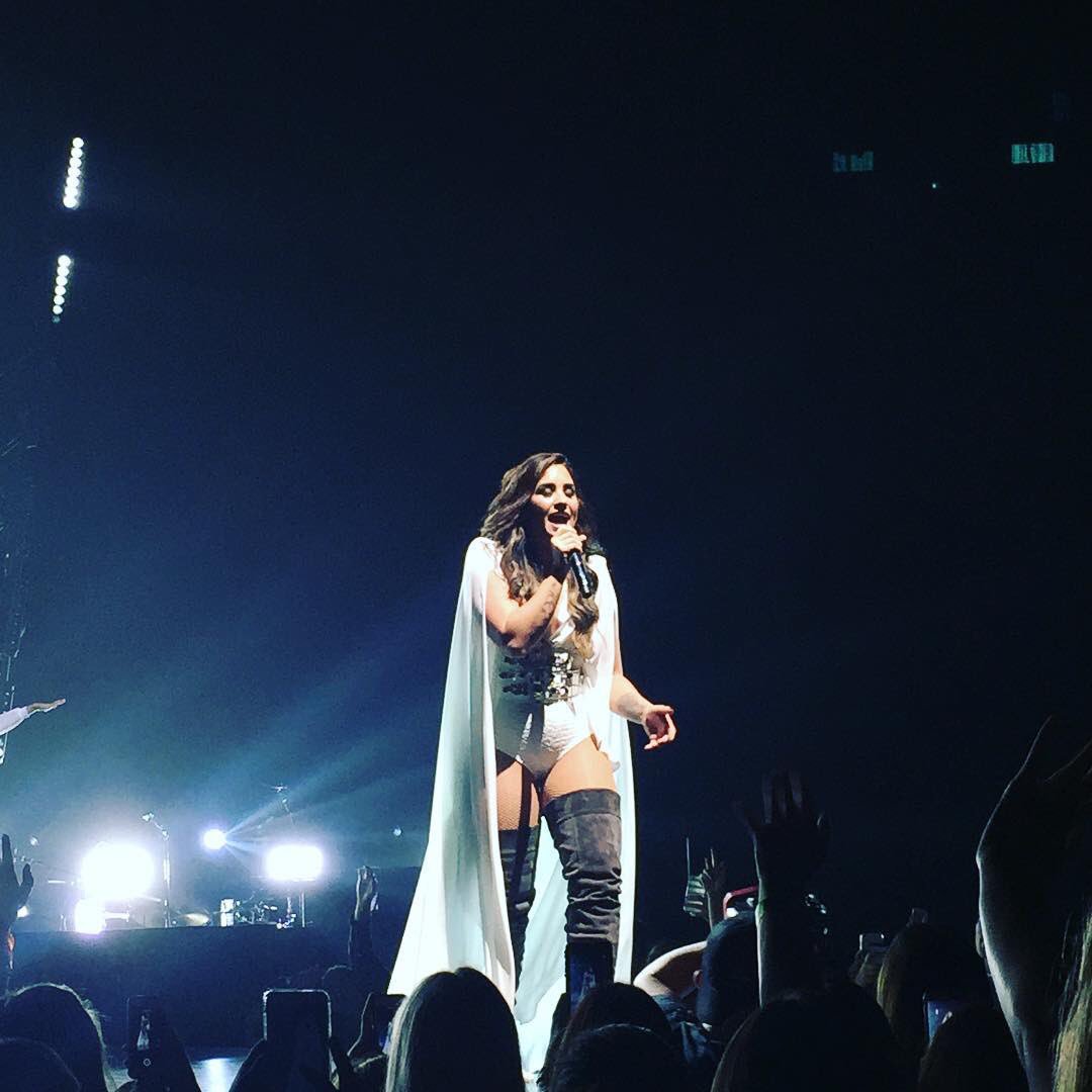 iLovatoFrance's tweet photo. Demi sur scène au Moda Center - Portland, USA - 20 août 2016 #FutureNowPortland #8 https://t.co/sjavIGFVdZ