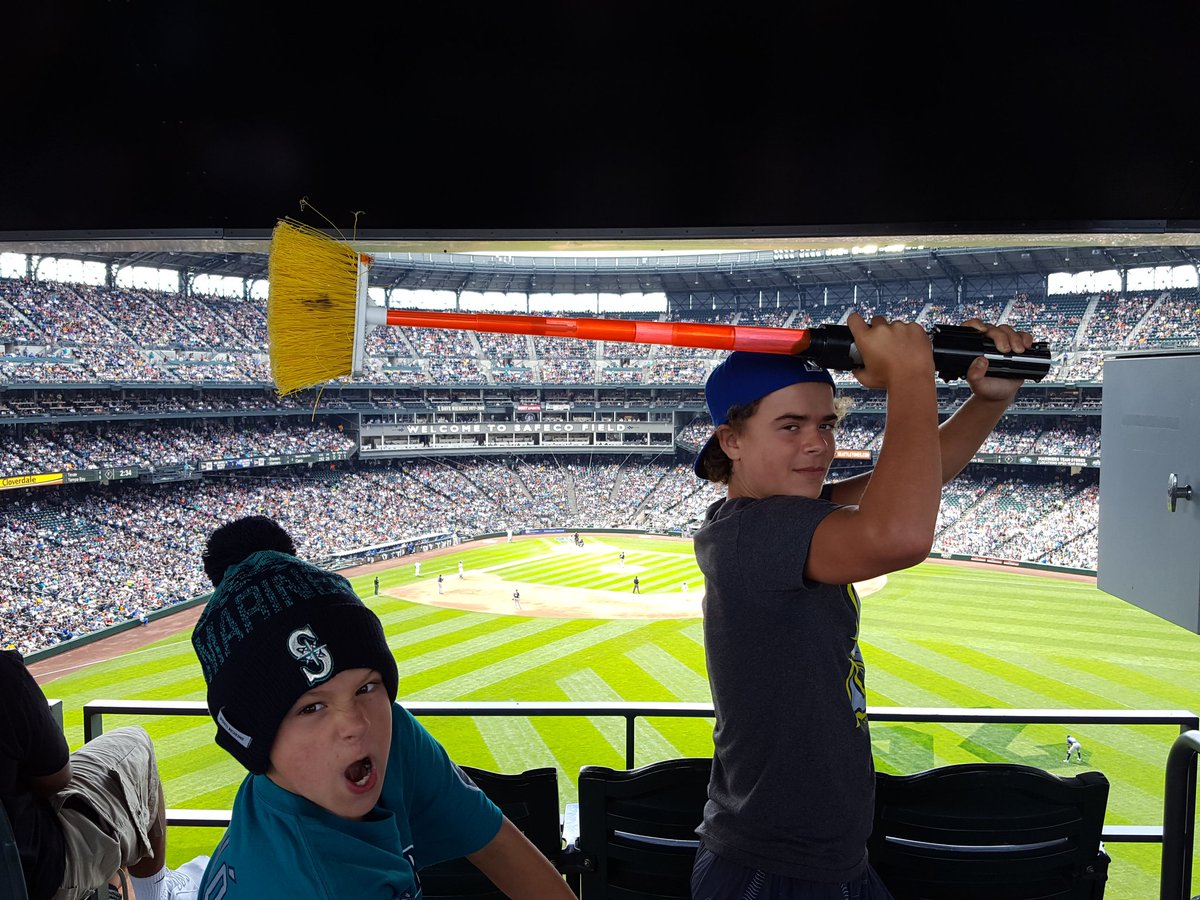 vultog_litz's tweet photo. Break out the Saberbroom #Mariners #usetheschwartz  #MarinersForce https://t.co/rmliQdk2U3