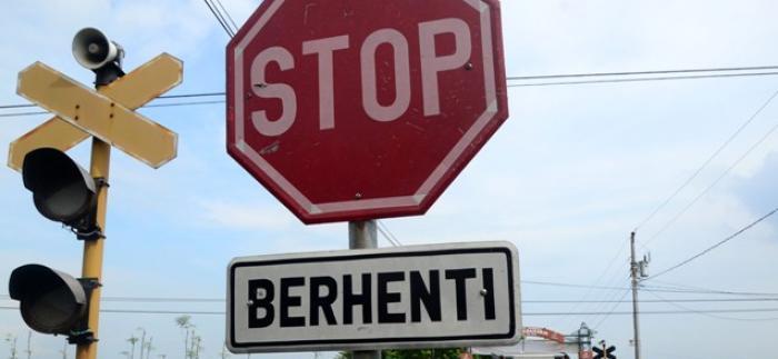 RT <a href="/RadioElshinta/">Radio Elshinta</a>: Demi keselamatan bersama, dahulukan kereta api melintas