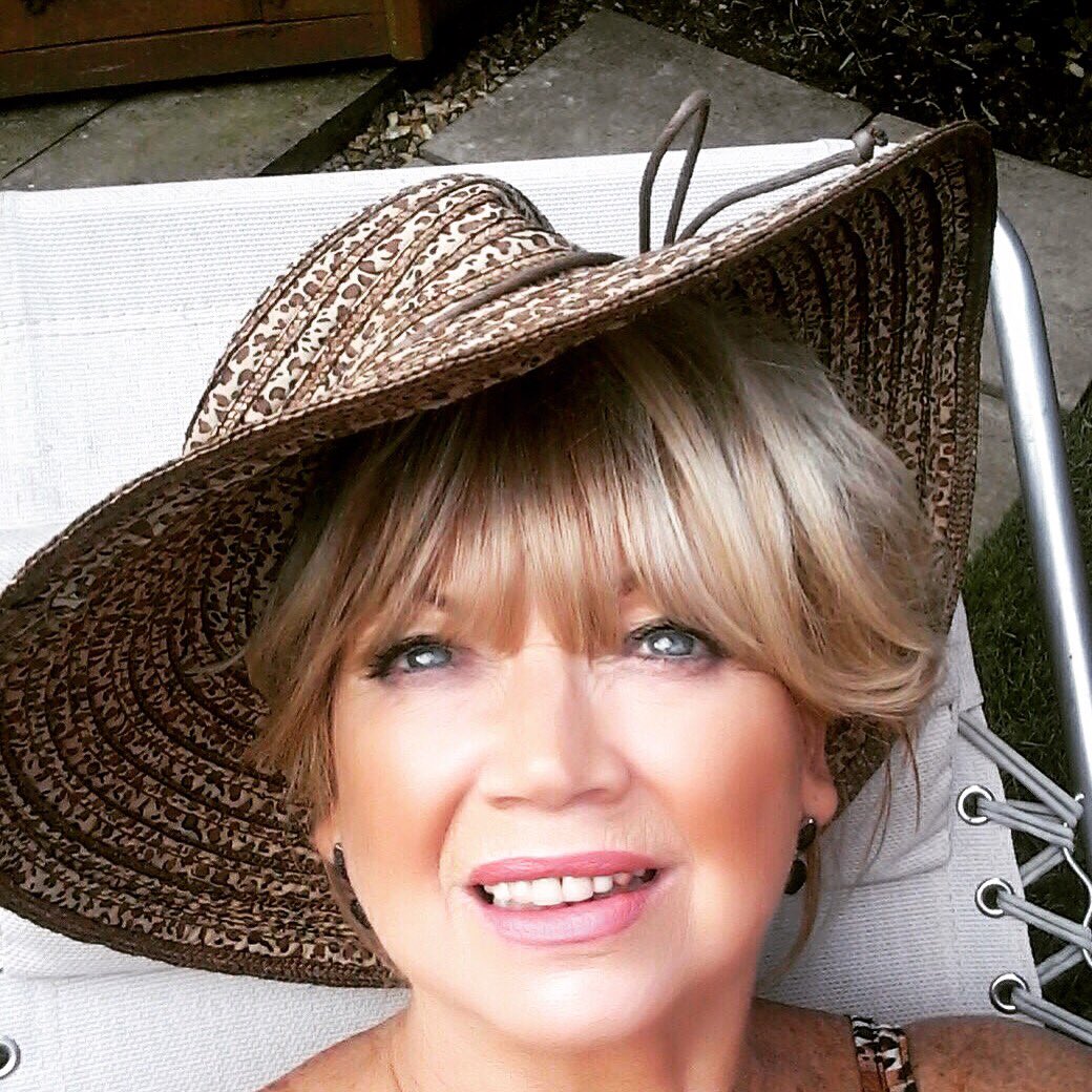 mandibling's tweet image. My Gawjus Mum 💕