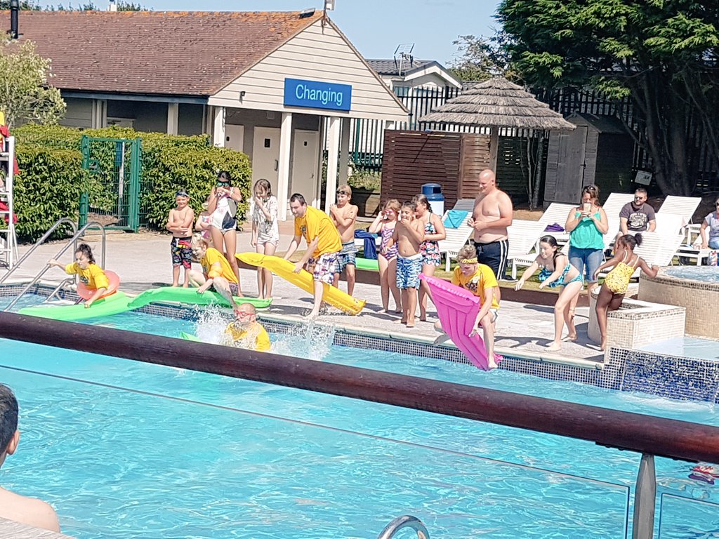 DebraLeaver's tweet photo. @FunStarsGoLive @haven   Today it was time for the 3rd annual LiloBoat race #Rockley https://t.co/ulXrfwMEXX