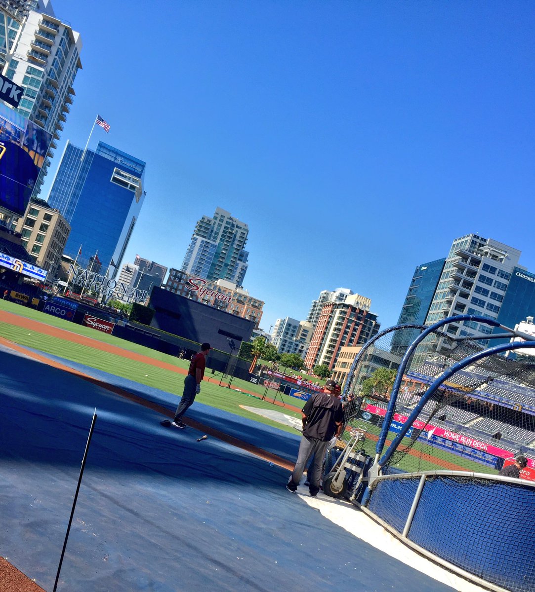 PkPDelMar's tweet photo. Best place to watch #battingpractice = on the field @Padres #sdpadres #baseball #ilovewhereilive https://t.co/4QYQplwHAA