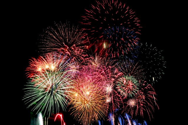 Designship's tweet image. 8月もいよいよ後半戦になりました！
本日は台風のため残念な空模様ですが、週末中の神宮外苑など今年もいろいろな所で夏の風物詩である花火を満喫しました♪
仕事中でも音が聞こえてくるだけでちょっぴり疲れが和らぎます＾＾