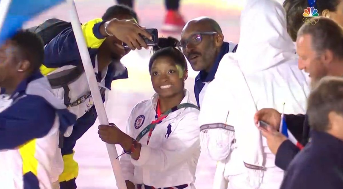 NBCOlympics's tweet image. Everyone wants a photo with Simone! #ClosingCeremony