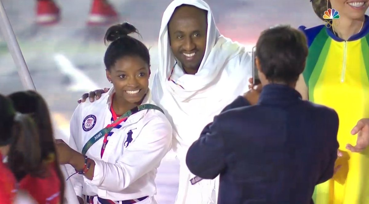 NBCOlympics's tweet image. Everyone wants a photo with Simone! #ClosingCeremony