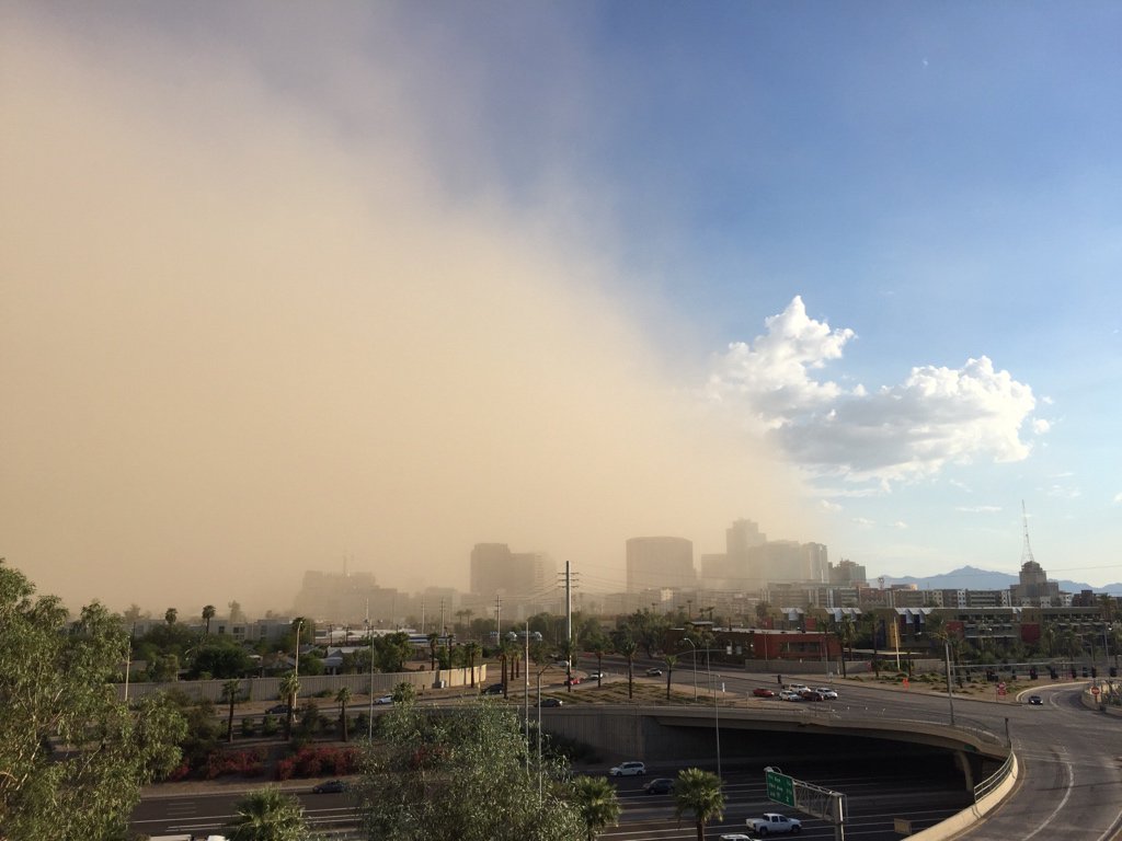 MikeOlbinski's tweet image. Downtown being engulfed in dust #azwx