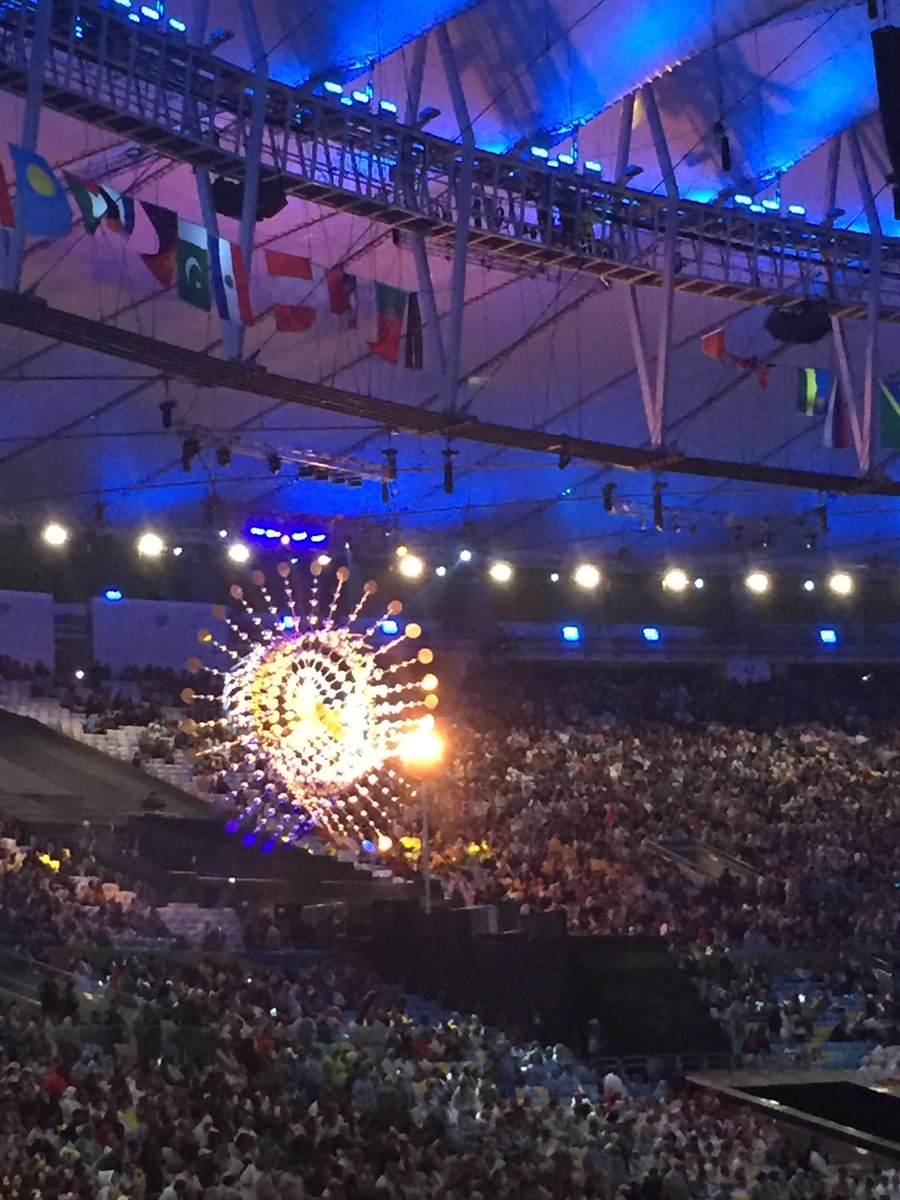 conadeoficial's tweet photo. #ViveRioXCONADE Se apaga el fuego olímpico de #Rio2016 #CeremoniaDeClausura 

FOTO @Olympics https://t.co/kfM3tHzkrd