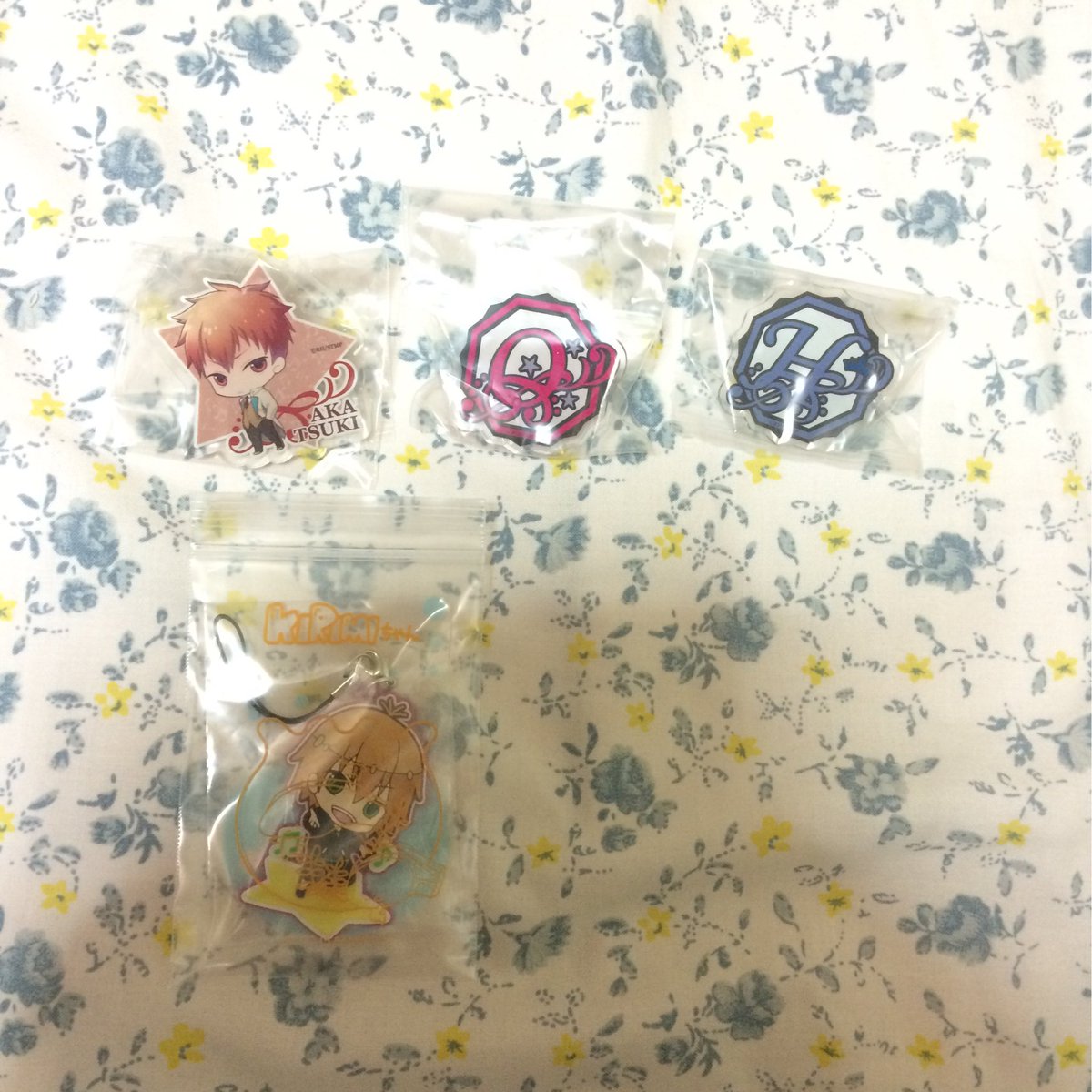 U_xox__'s tweet photo. 《交換》スタミュ ラバスト アクリルバッヂ

譲 ▶︎ 星谷悠太 暁鏡司 チーム鳳 チーム柊
求 ▶︎ 異種 月皇海斗

交換先を探しております。最近のグッズとの交換をお願い致します。画像添付の上リプライくださると幸いです。 https://t.co/p2X4aRCiX2