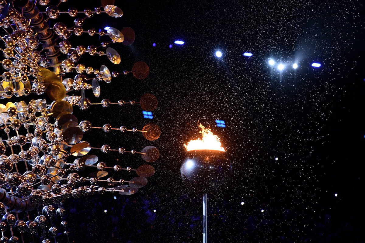 conadeoficial's tweet photo. #ViveRioXCONADE Así se apagó el fuego olímpico de #Rio2016 

FOTO @rio2016_es https://t.co/ZAzaTLZrzI