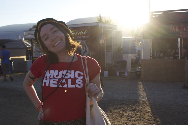Chloeannelloyd's tweet photo. The sun is setting at @RootsandBlues  and we are all happy about it! #sohot @musicheals_ca #musicmakesme https://t.co/O17cU6DTh4