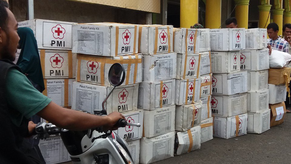 4) PMI Kota Medan telah mendistribusikan bantuan berupa family kit dan pakaian layak pakai kepada korban kebakaran