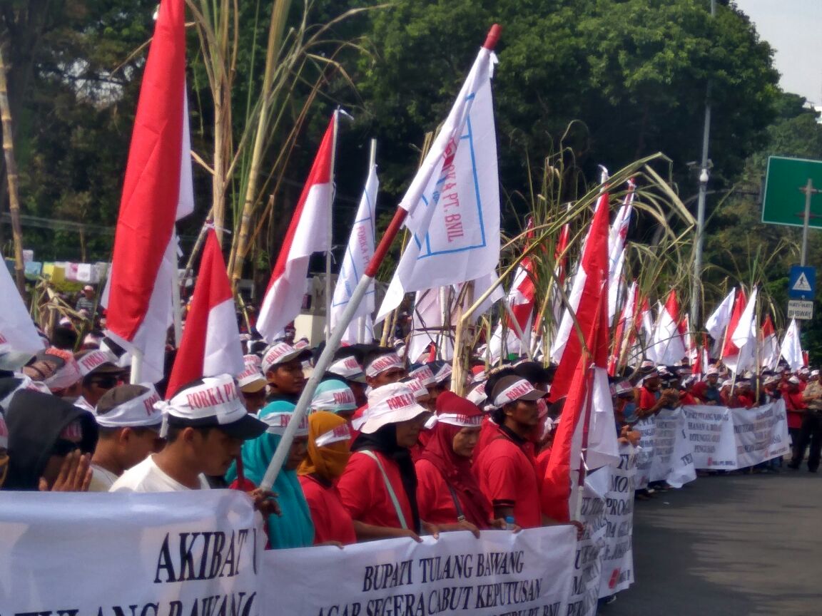 SonoraFM92's tweet photo. #Lalin92FM #InfoDemo 10:03 Sekitar 1500 orang berunjuk rasa di depan Istana Negara,Jl. Medan Merdeka Utara, Jakarta. https://t.co/SHapP8cNt2