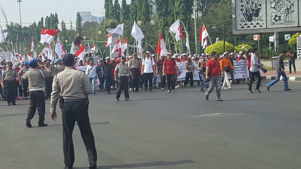 SonoraFM92's tweet photo. #Lalin92FM #InfoDemo 10:03 Sekitar 1500 orang berunjuk rasa di depan Istana Negara,Jl. Medan Merdeka Utara, Jakarta. https://t.co/SHapP8cNt2