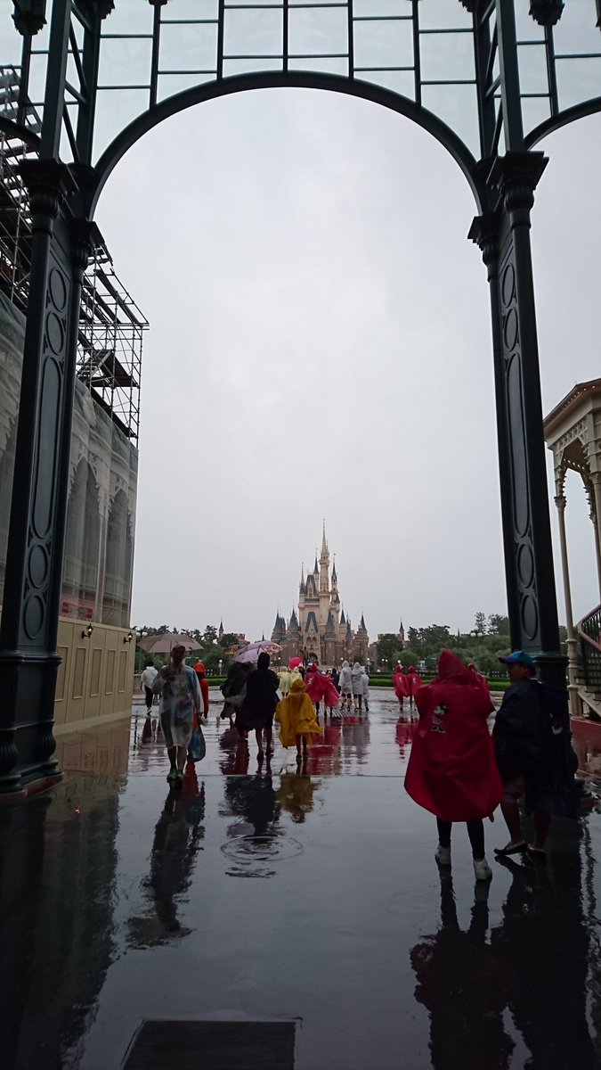 台風でも通常営業のディズニー、人気アトラクションは今日も150分待ちの行列 Togetter 台風でも通常営業のディズニー、人気アトラクションは今日も150分待ちの行列 Togetter