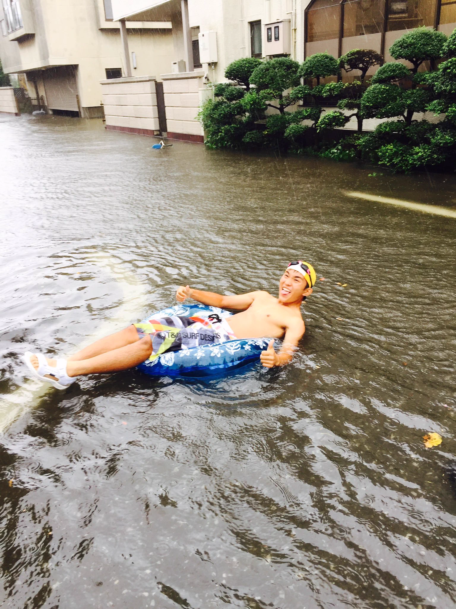 天才かよｗ台風をアトラクションにしたツワモノ達ｗｗｗ