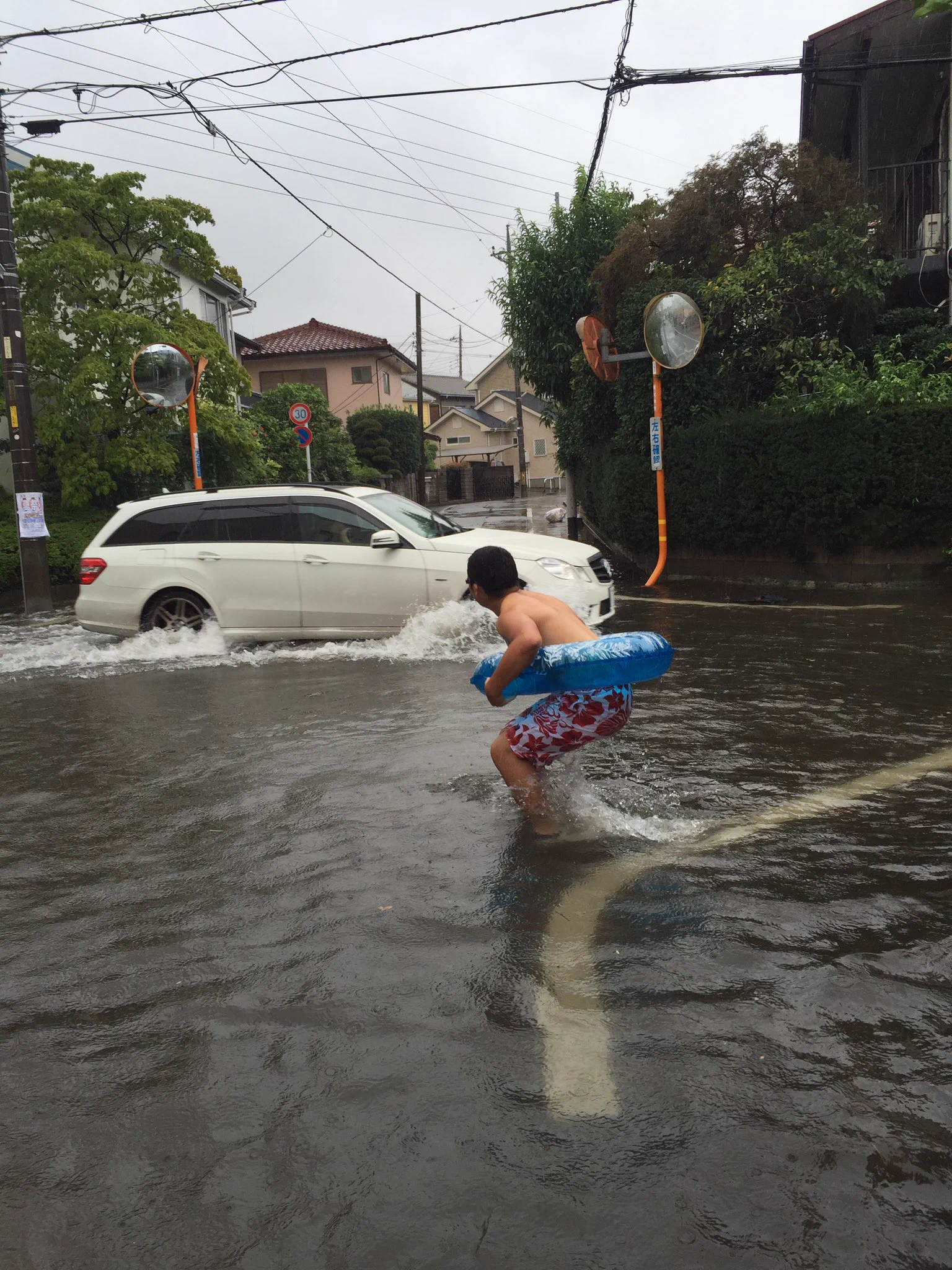 天才かよｗ台風をアトラクションにしたツワモノ達ｗｗｗ