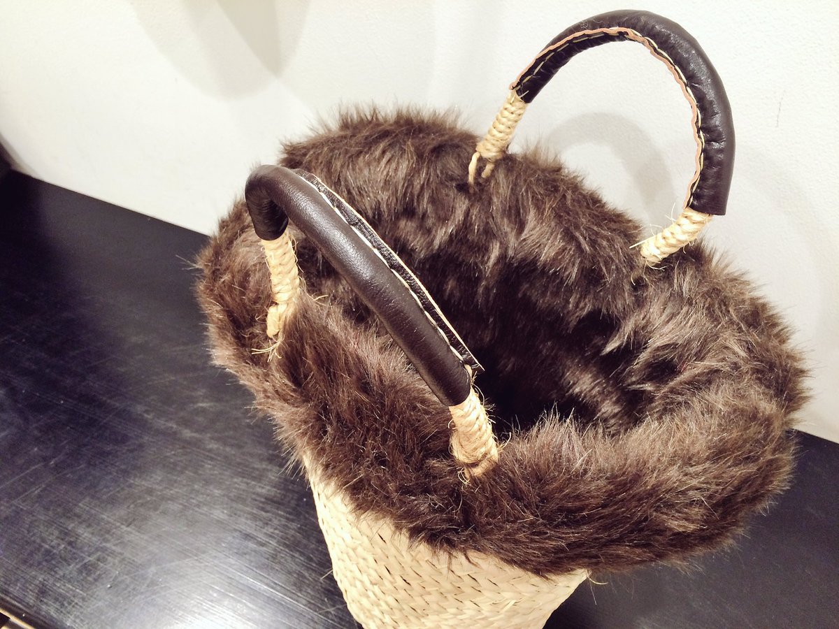 BY_OITA's tweet photo. 【WOMENS】＜Fatima Morocco＞よりファー付きのバスケットが入荷しました！今の時期にぴったりのトレンドアイテムです☆
8,800円(+tax)
#BYITEMSW #beautyandyouth #大分 https://t.co/2QSmt7f8NA