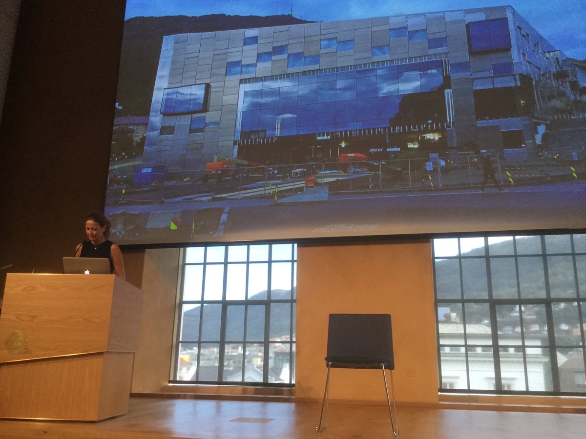 ÅPNING av nytt studieår for @KHiBergen. Stor stas i den nye aulaen til UiB. Det nye høyskolebygget er snart ferdig!